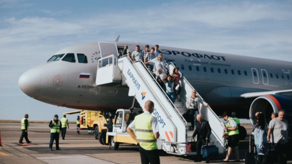    Трап. Самолет. Аэропорт. Пассажиры.. Источник: Анна Меньшикова