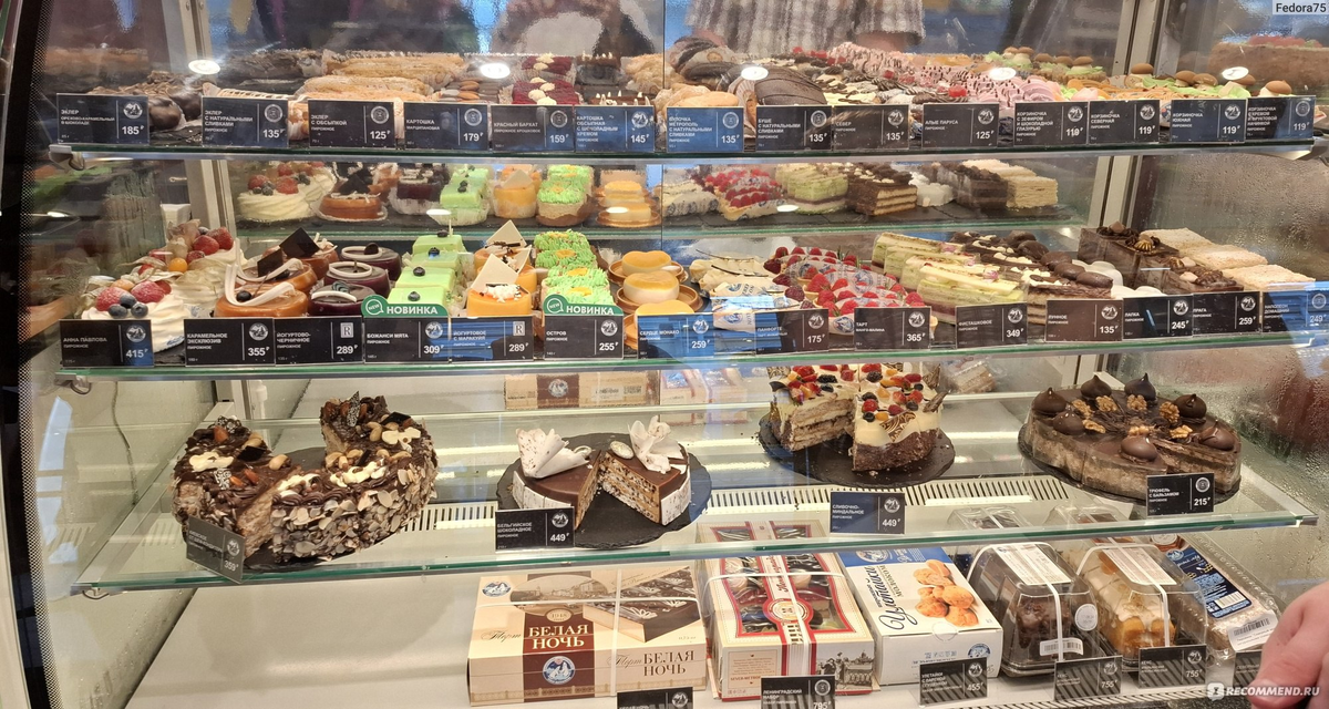 Витрина с десертами в «Север-Метрополь»