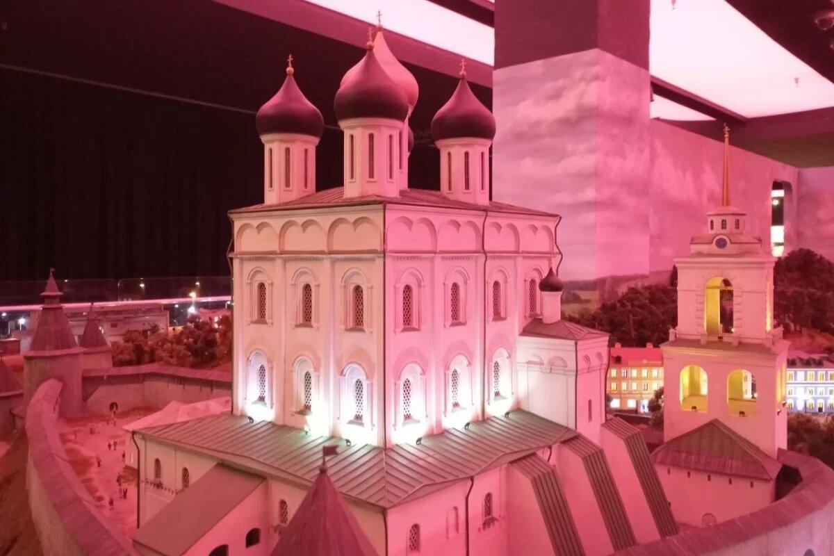    Частью «Царь-макета» в Москве стал пластиковый мини-Псков