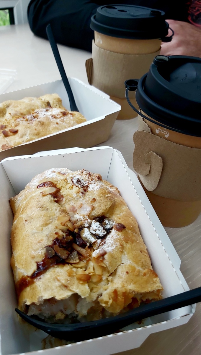 Штрудель и кофе, это утро. В поездках безумно трудно найти здоровое питание. 