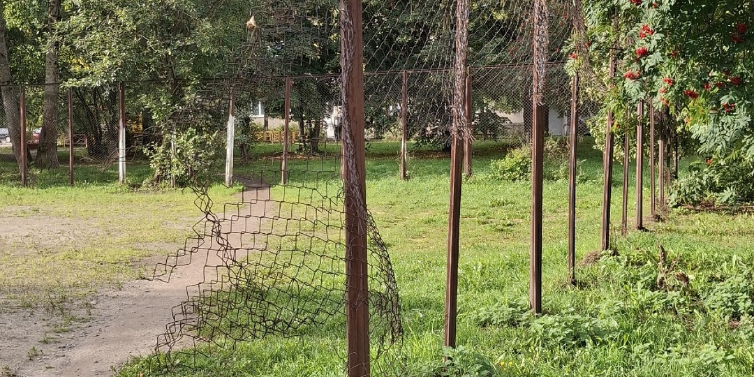 Сетка с острыми краями угрожает безопасности детей на площадке в Петрозаводске