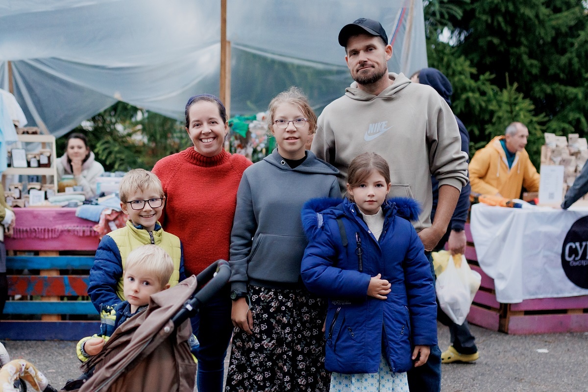    Семья Фейнстра представила свою продукцию: алтайский мёд, домашнее печенье и выращенные на участке кабачки