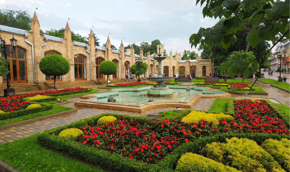 Кисловодск славится минеральными источниками и санаториями, поэтому первым делом стоит посетить нарзанную галерею.Фото: Tatiana Zinchenko / Shutterstock.com