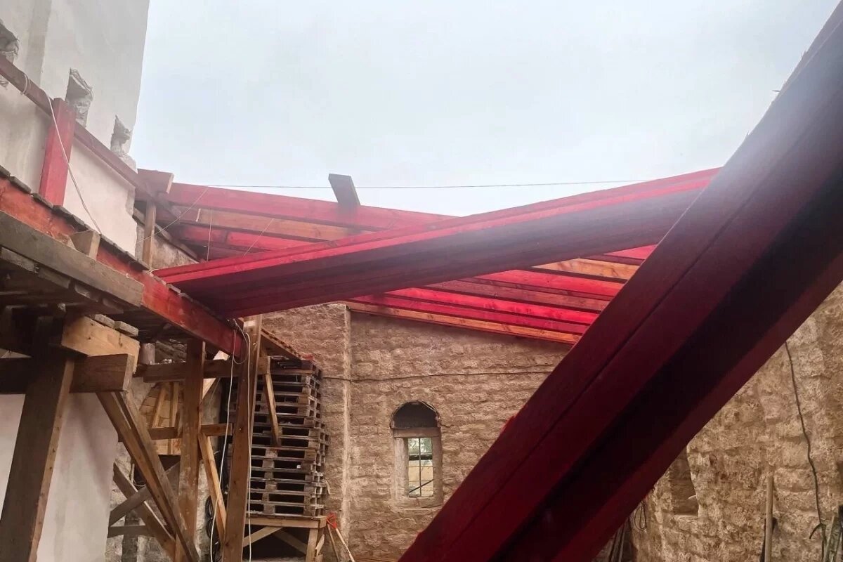    Работы по устройству кровли продолжаются в церкви Николы со Усохи в Пскове