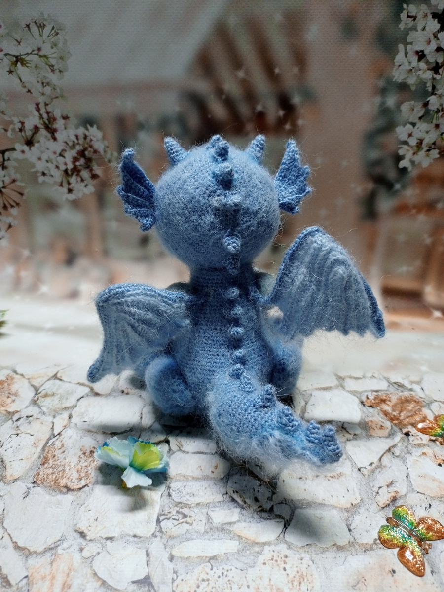 Айрис в фэнтези мире очень сильный и внушительных размеров. Но я создаю малышей крючком