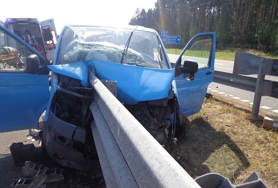    В Бобруйском районе работники МЧС спасли пассажира микроавтобуса. Фото: МЧС.