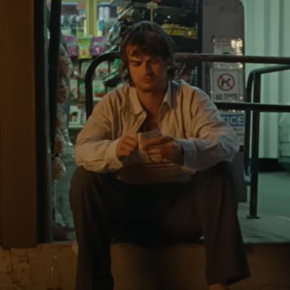     Звезда «Очень странных дел» сыграл солиста Tame Impala в молодости в их новом клипе