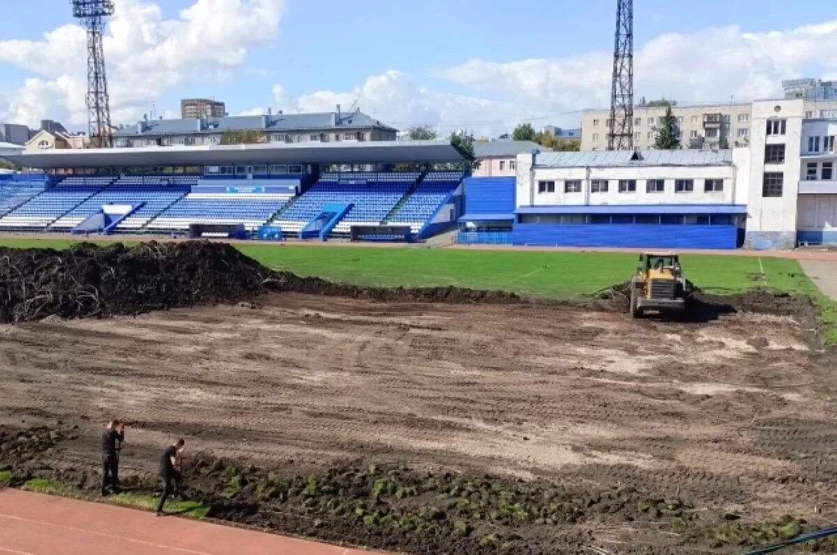    В Барнауле на стадионе «Динамо» снимают травяное покрытие