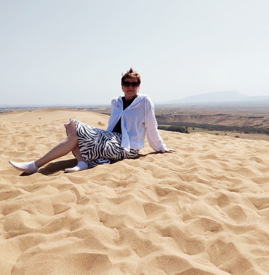 Автор на песке Сары Кума