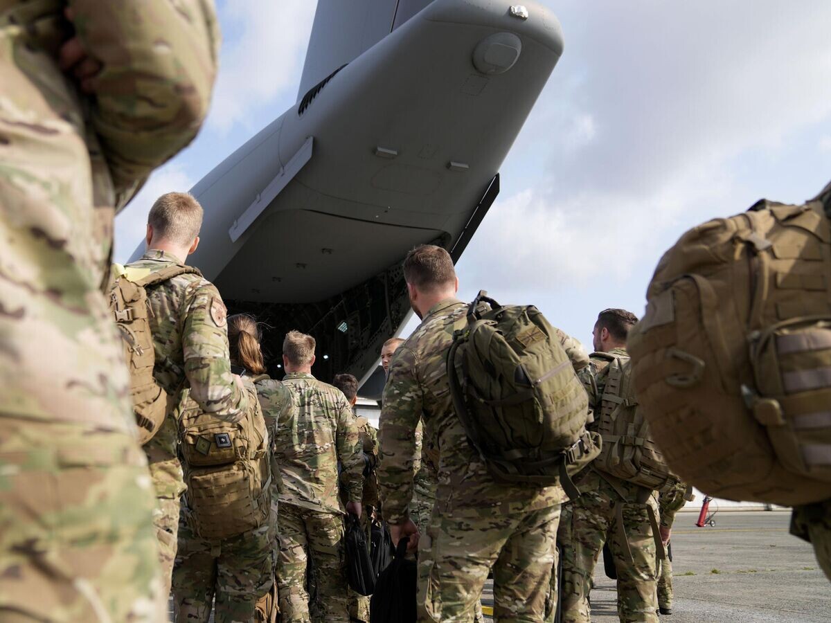    Военные готовятся к посадке на военный самолет© AP Photo / Virginia Mayo