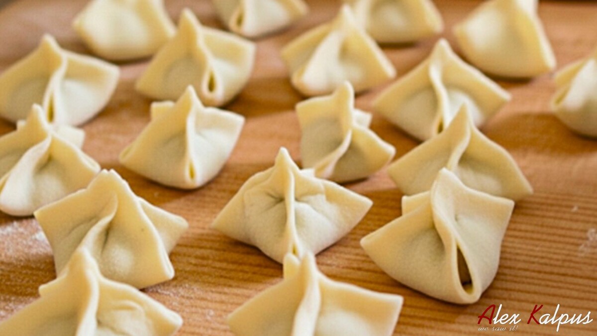 Отличительные черты апохтис хинкали, от классических хинкали, которые имеют круглую форму и собираются в виде мешочков, апохтис хинкали делают прямоугольными и 
оставляют открытыми!