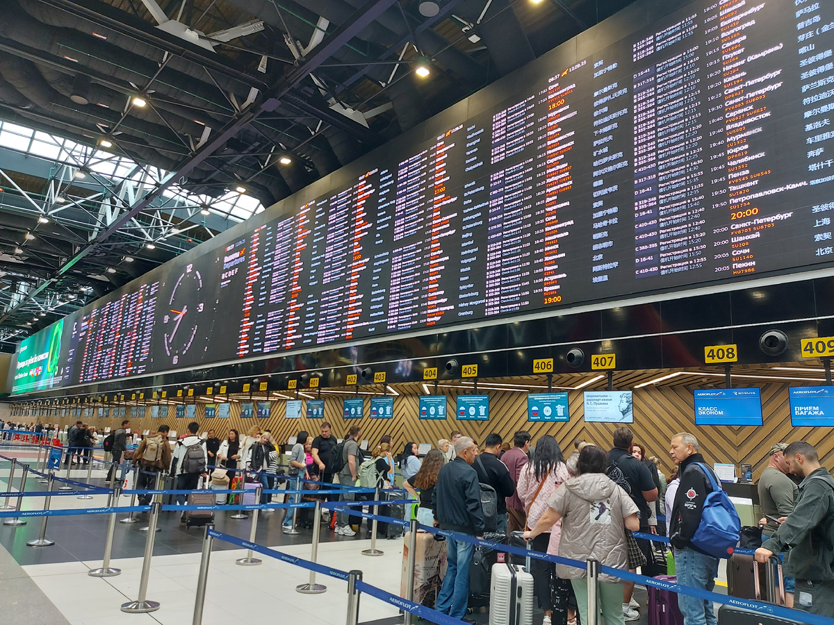 Сегодня мой "лайнер" - не теплоход, а Boeing. Направление - Аланья, где море будет под боком, а достопримечательности - в шаговой доступности. Табло отправлений и стойки регистрации сегодня, 12 сентября 2025 года.