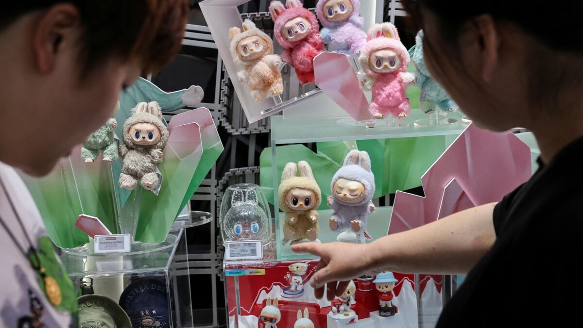 Люди рассматривают кукол Лабубу в флагманском магазине Pop Mart в Шанхае, Китай, 13 июня 2025 года.