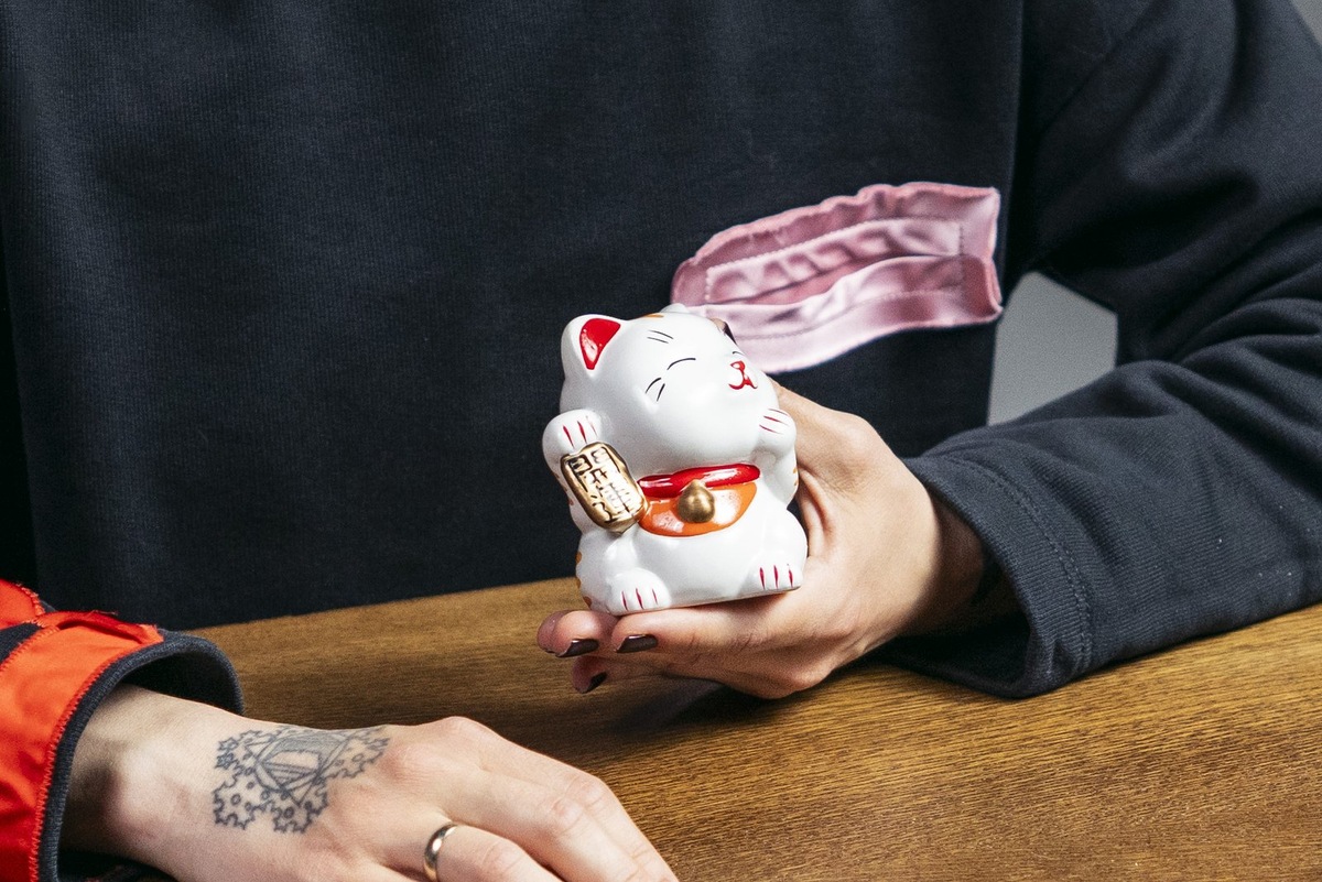    Зоя Яровицына с фигуркой кошки.