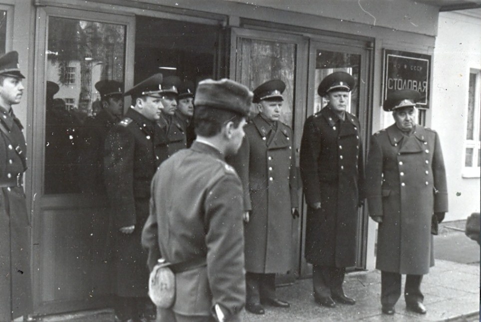 Суровый взгляд товарища генерала на единственного бойца с фляжкой... У товарища подполковника тоже взгляд не добрый...