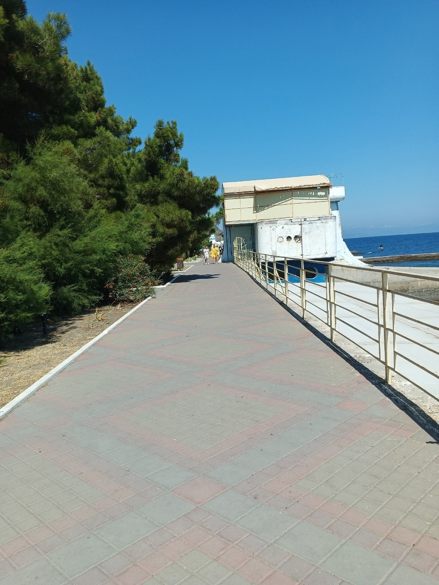 Набережная. Один из павильонов, как раз тот, который ещё не приводили в порядок. Фото Галины Малышевой.