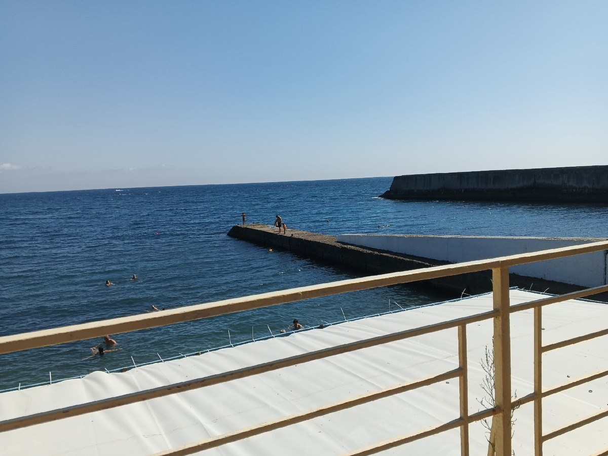 Море и старый волнолом. Если его облицевать современными материалами будет вполне хорошо. Фото Галины Малышевой.