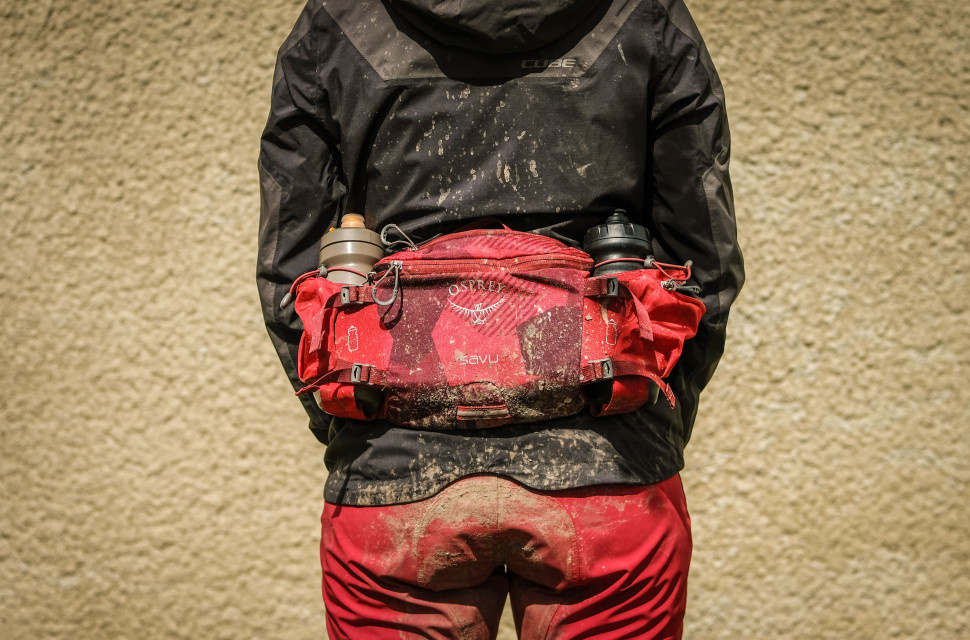 Сумка сидит плотно с креплением для воды на 2 бутылки - в одно из креплений можно положить латку и насос.