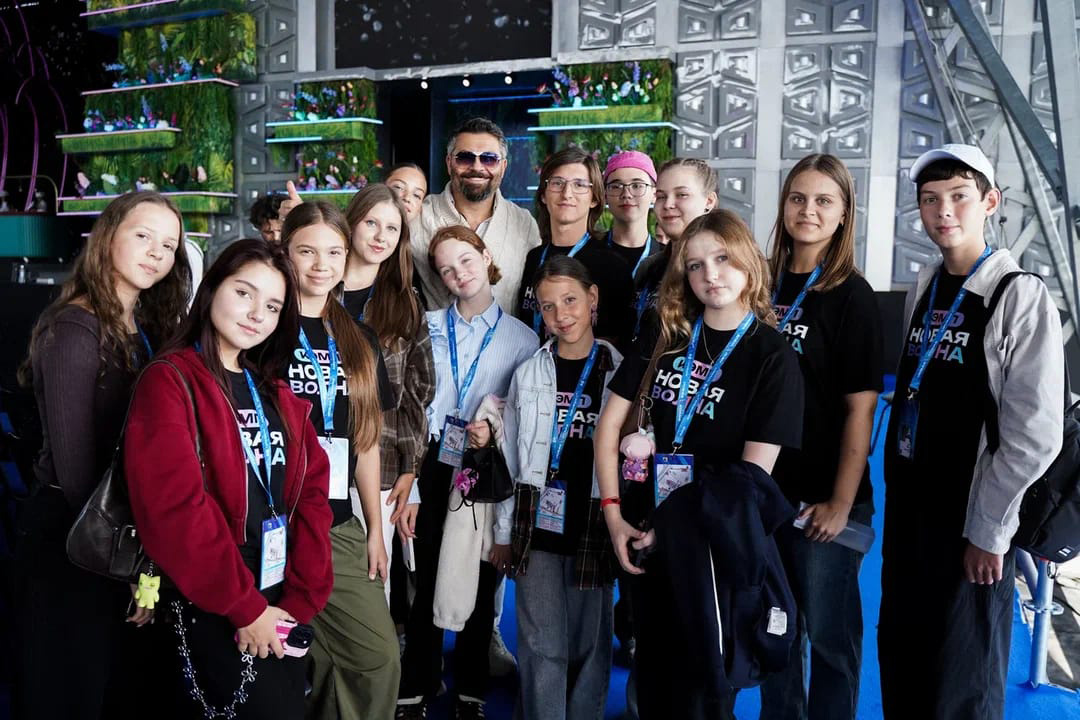 Общение со звёздными коучами, коллегами, масштаб конкурса — всё это помогло Руслане поверить в свои силы. Русалана — вторая справа