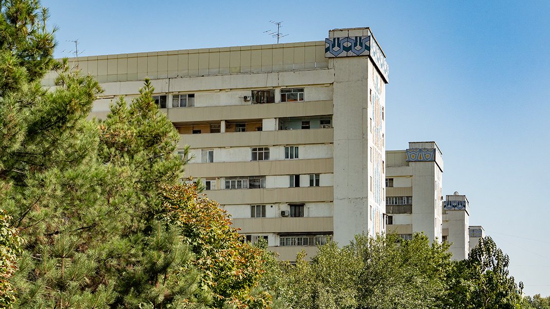 Улица Бабура, 67. В прошлом в этих торцах зданий были разноуровневые террасы