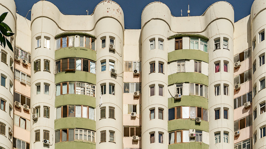 Первое здание, которое я встретил здесь — монолитная 16-этажка со скруглённой формой фасада