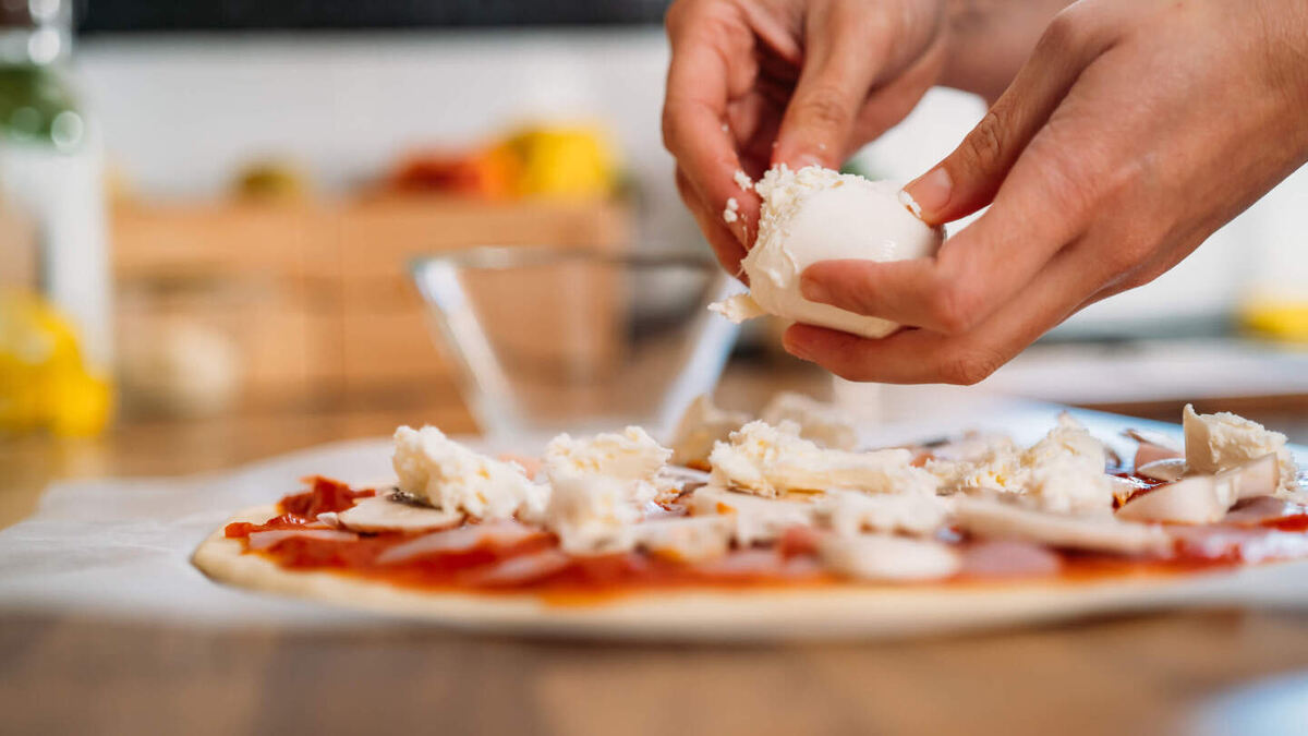     Фото: Manu Padilla/Shutterstock/FOTODOM Эксперименты показали, что моцарелла обладает идеальной эластичностью и низкой липкостью — при нарезке пиццы сыр не тянется за ножом, а аккуратно рвется