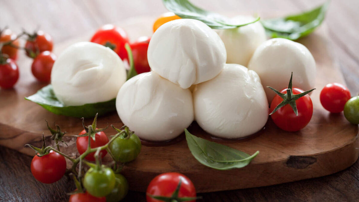     Фото: Neelakandi/Shutterstock/FOTODOM Для пиццы лучше подходит «сухая» моцарелла — свежая в рассоле дает лишнюю влагу (нарежьте и обсушите перед использованием)