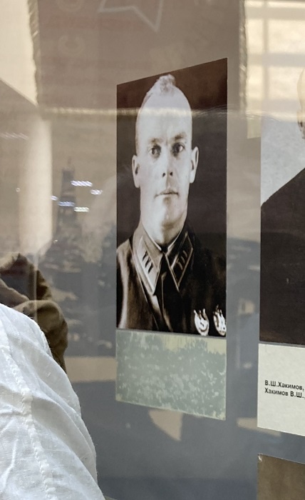 Подпись под фотографией Героя Советского Союза Николая Бирюкова соскоблили. Республиканский музей боевой славы, Уфа, июль 2025 года