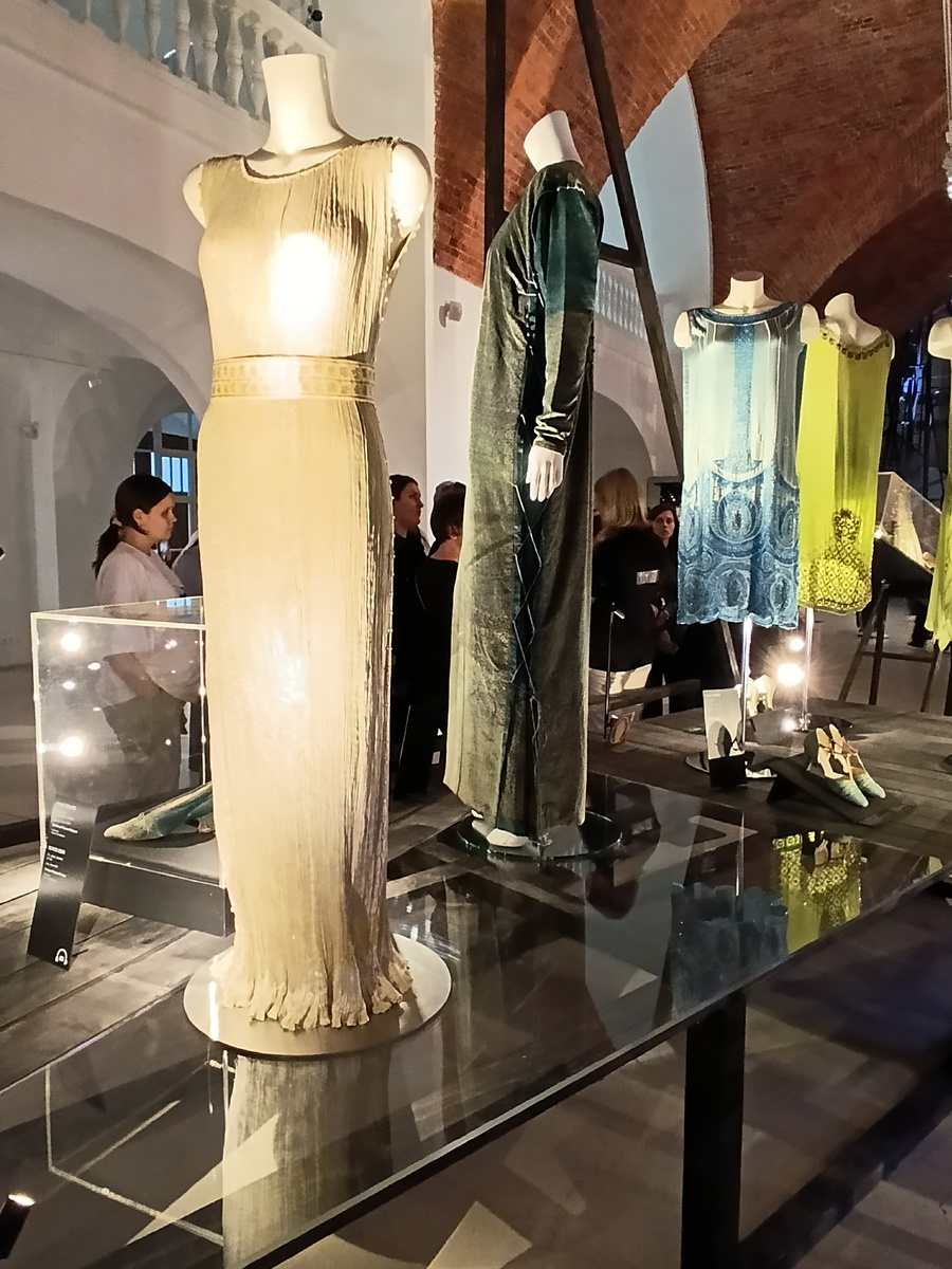 Платье "Дельфос". Шёлк, стекло; плиссировка, набойка. Италия. После 1910 г. Дизайнер Мариано Фортуни.