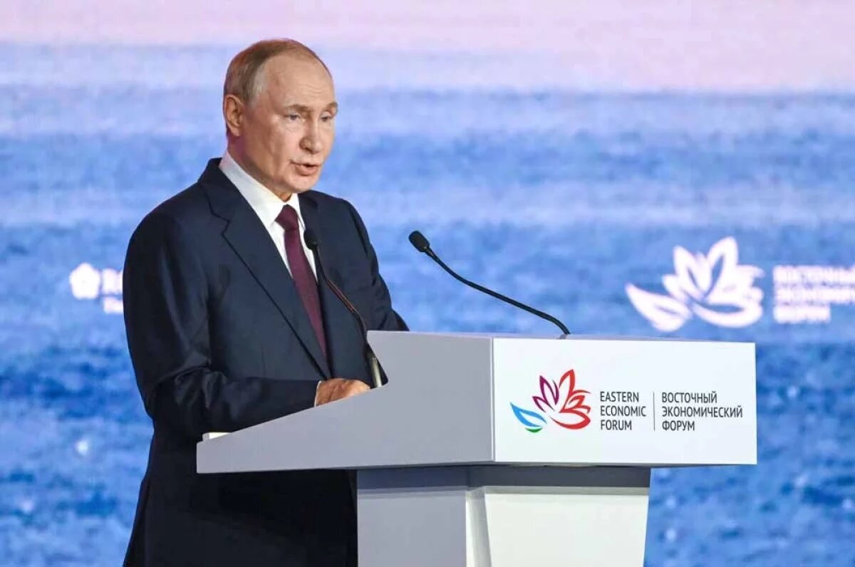   Президент РФ Владимир Путин на пленарной сессии Восточного экономического форума.