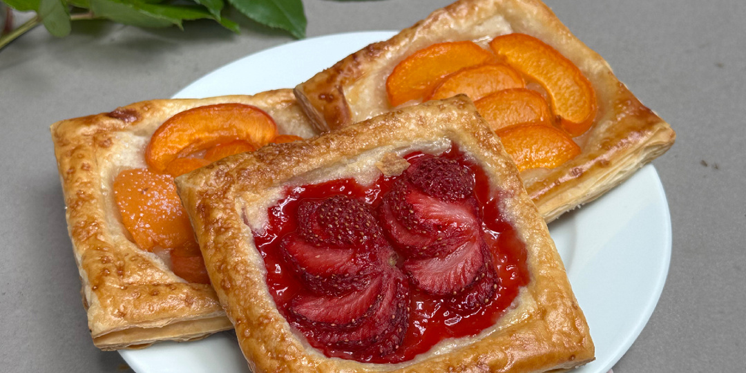 Золотистые слойки с ароматными фруктами на скорую руку