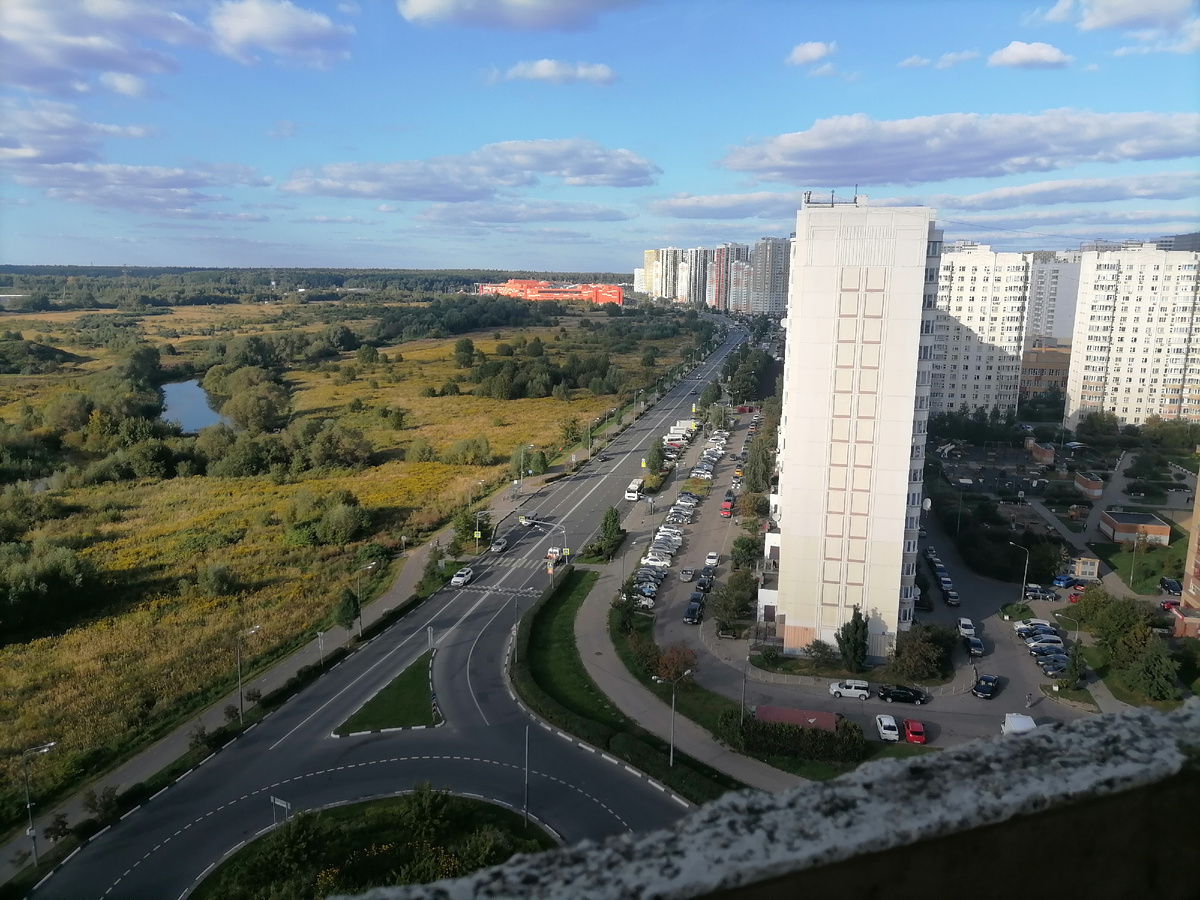 Автобусная остановка видна из моего окна. 