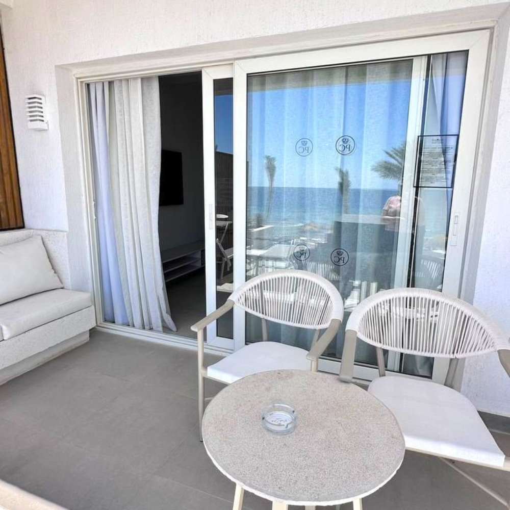 на фото: зона отдыха на терассе