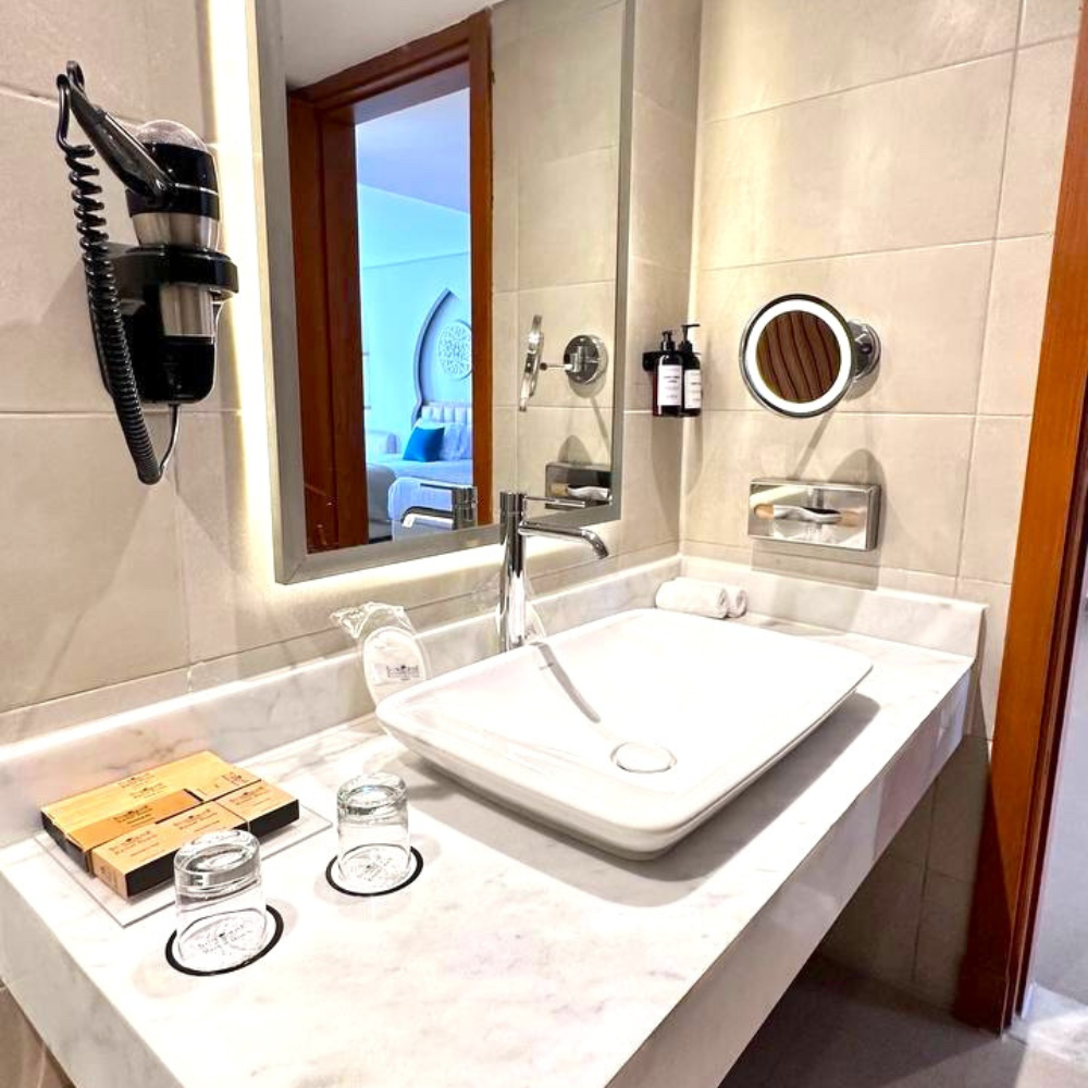 на фото: ванная комната в номере отеля