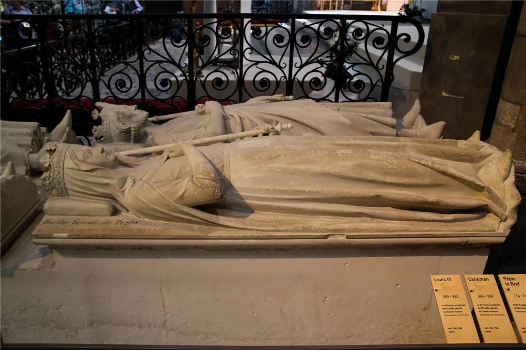 Саркофаг Бертрады Лаонской и Пипина Короткого в аббатстве Сен-Дени.
