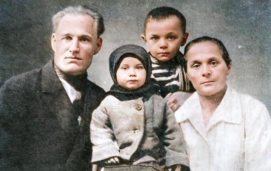 1932 год. Михаил с родителями и с сестренкой Маргаритой.