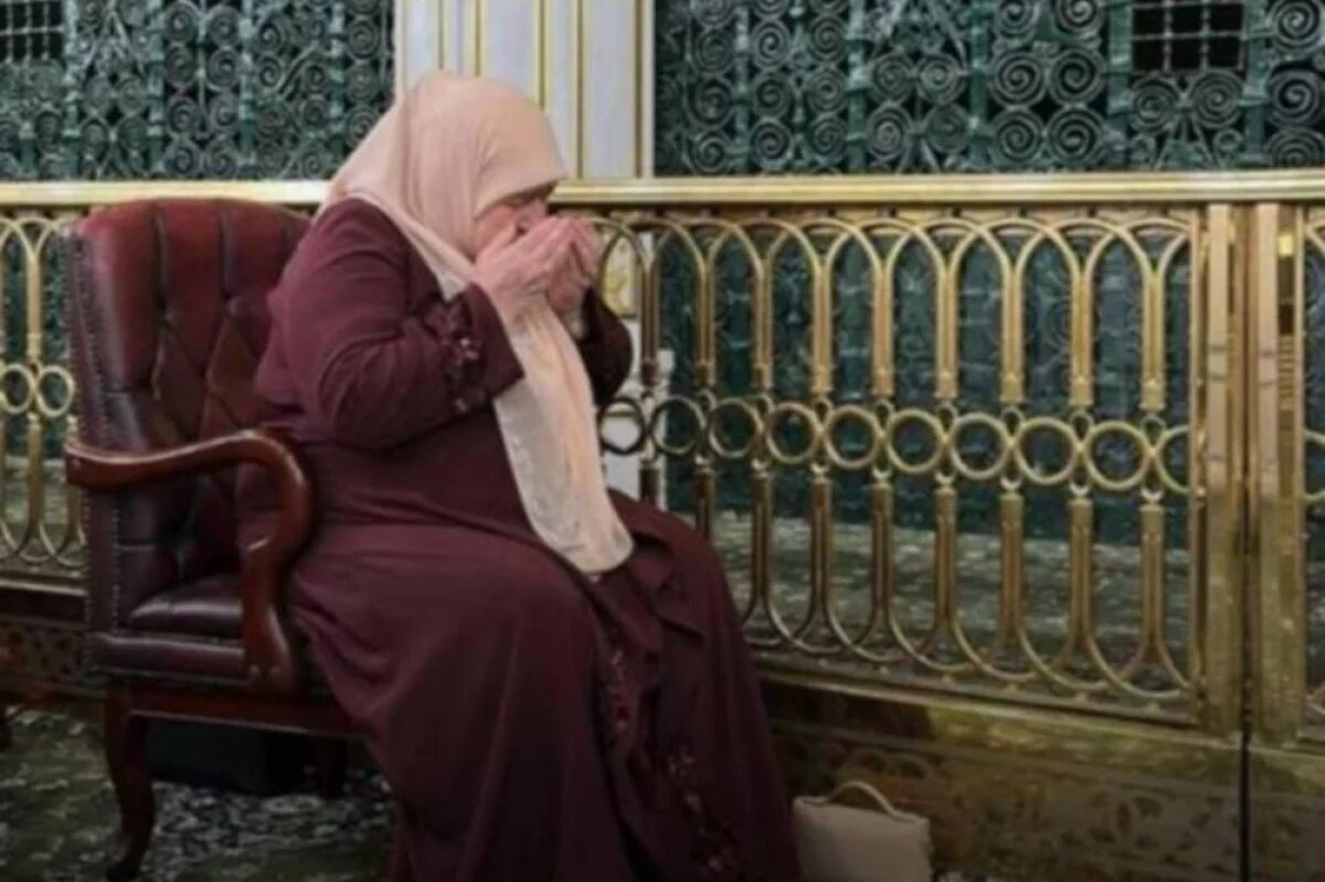    Мать главы Чечни Аймани Кадырова совершила малый хадж в Медине