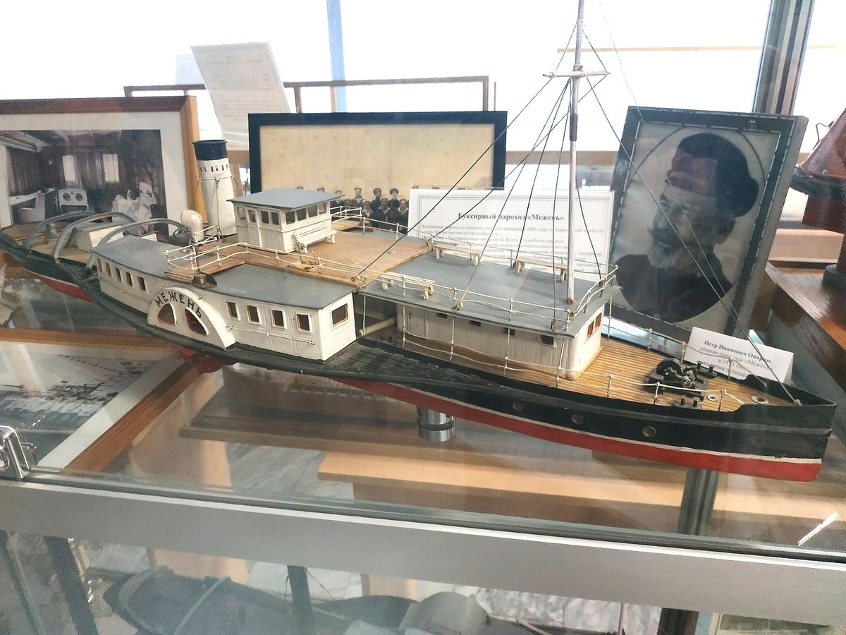 Модель парохода «Межень» и портрет лоцмана Опарина, подаренный Музею речного флота потомками Петра Ивановича. https://www.tripadvisor.ru