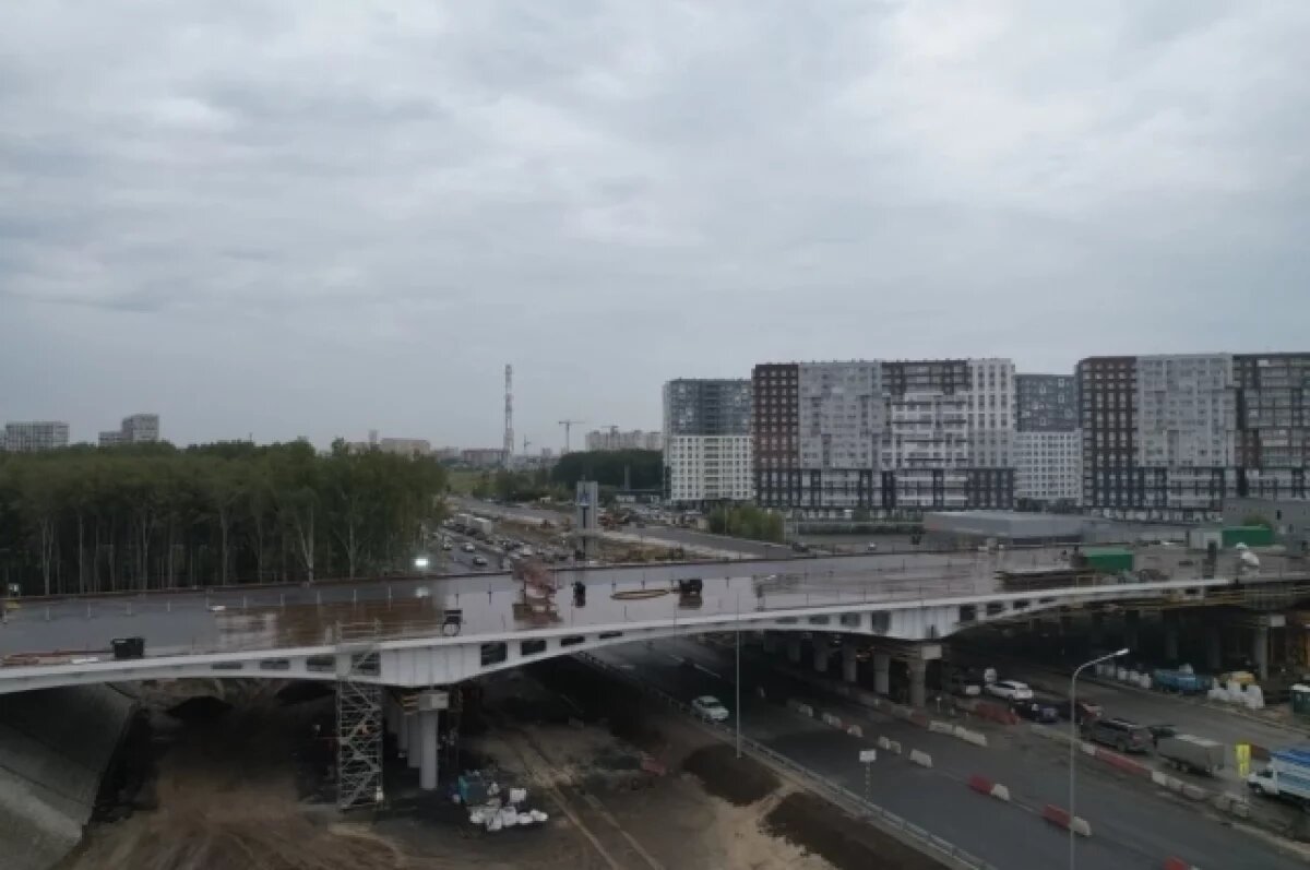    На Московском тракте в Тюмени монтируют пролетные строения путепровода