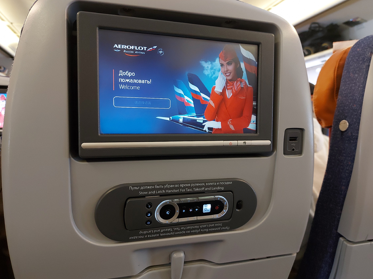 На борту скучать не пришлось. Все в комплекте, как обычно: кино, вино и домино. Можно даже попытаться выучить иностранный язык за полчаса). Листайте галерею.