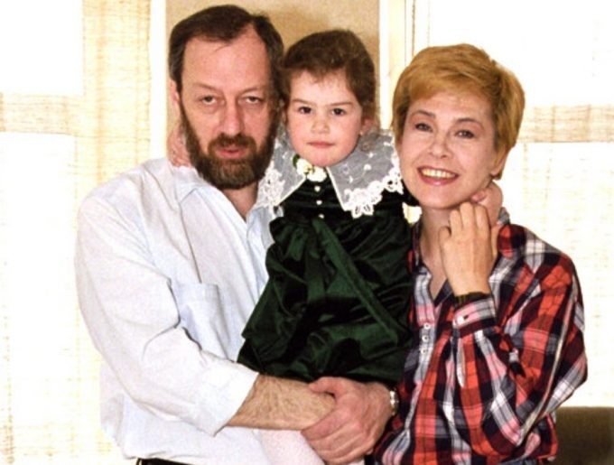 Поздняя дочь Татьяны Догилевой стала актрисой, но под другой фамилией. Как выглядит 30-летняя Екатерина