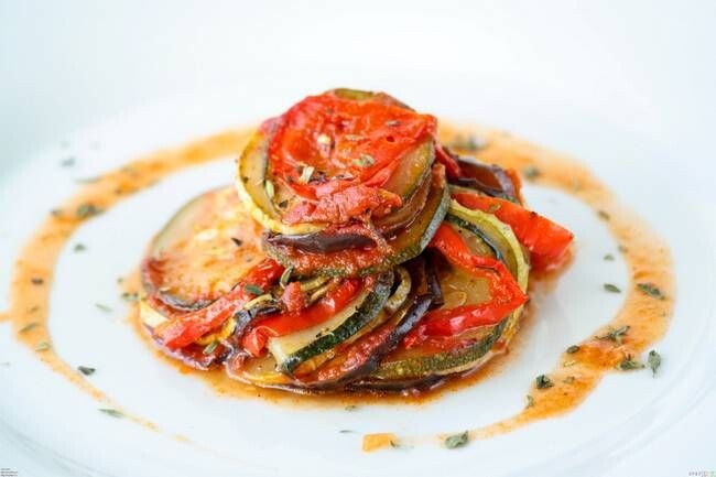 фото не мое. У меня в этот раз рататуй так быстро съели, что я даже не успела сфотографировать. Но тут тоже видно, что для блюда обязательно нужен специальный томатно - луковый соус. Правда у меня более густой, чем тут. Ну да блюдо домашнее, не ресторанное