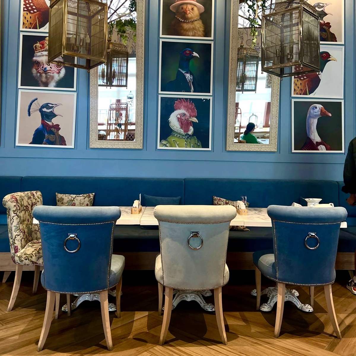 Кафе «Птичий двор» находится по адресу: улица 50 лет Октября 4/3