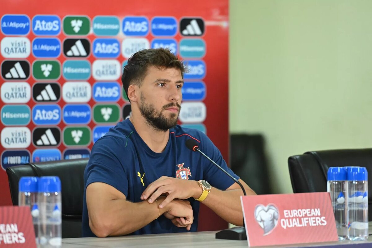 Центральный защитник сборной Португалии Рубен Диаш на предматчевой пресс-конференции (5 сентября 2025). Еревaн © Sputnik / Aram Nersesyan