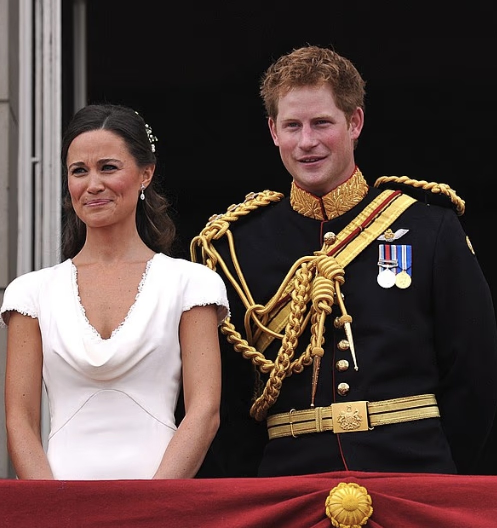 Принц Гарри и Пиппа Миддлтон на балконе Букингемского дворца. Речь Гарри идеально сочетала серьёзность и веселье, наглядно продемонстрировав, насколько близки принцы.