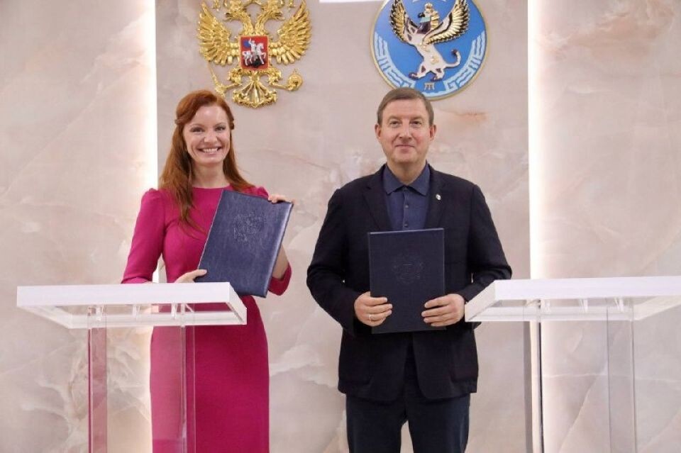    Подписание соглашения Республики Алтай с фондом "Женщины за жизнь". Источник: t.me/turchak_andrey