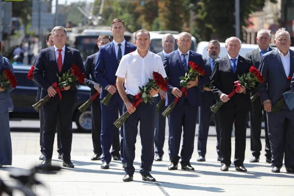    Володин и Кондратьев возложили цветы к Вечному огню в Краснодаре