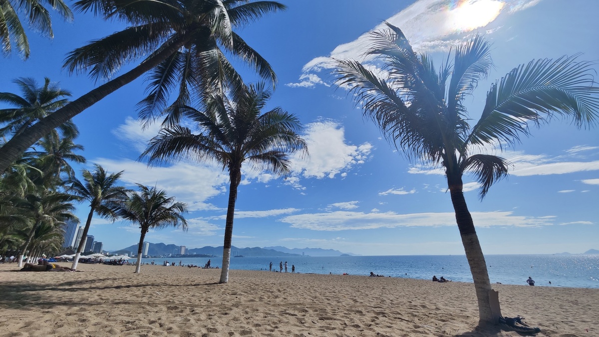 Вьетнам 2025. Центральный пляж Нячанга в июле.