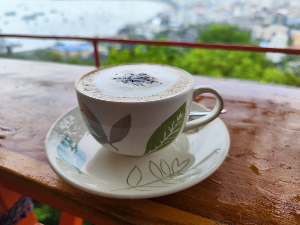 Таиланд, Паттайя. Кофе на смотровой площадке на холме Пратамнак. Очень вкусно.