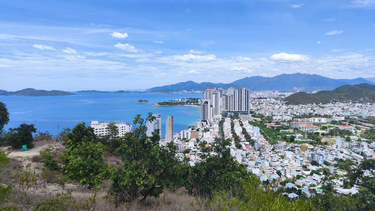 Вид на Нячанг с Горы Ангелов в июле 2025. Жара под 40 градусов.